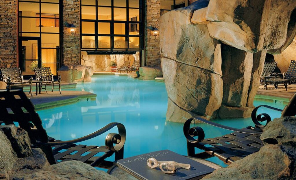 Snake River Lodge pool and hot tub